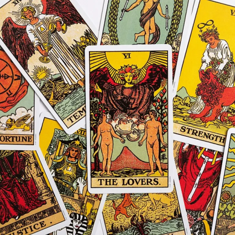 Comment intégrer la lecture de tarot quotidienne dans sa routine